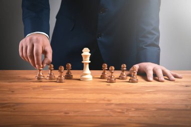 Fikirler, rekabet ve strateji için satranç tahtası konsepti, iş başarısı konsepti. iş kavramı