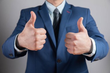 Elleri olan genç adam iyiye işaret.