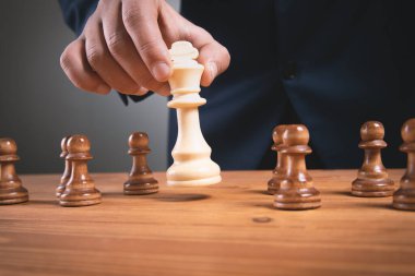 Fikirler, rekabet ve strateji için satranç tahtası konsepti, iş başarısı konsepti. iş kavramı
