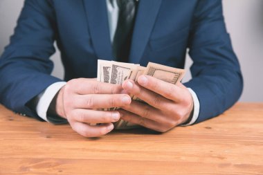  Genç adam para sayıyor para iş konseptini hesaplıyor