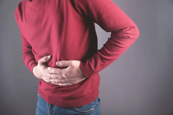 Jonge Man Houden Maag Pijn Grijze Achtergrond — Stockfoto