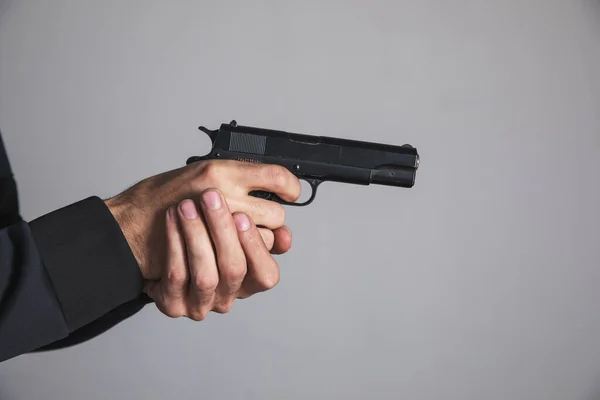 Hombre Sosteniendo Una Pistola Negra Mano Amenazando —  Fotos de Stock