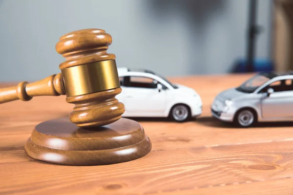 Court Gavel Toy Cars Table Accident — Stock Photo, Image