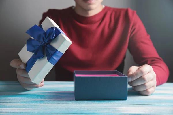 Man Opens Gift Table — Stock Photo, Image