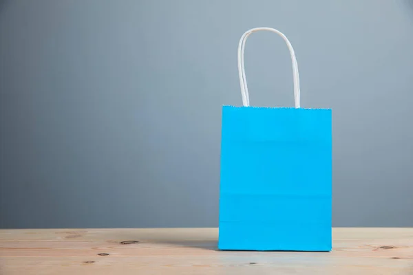 Regalo Bolso Azul Sobre Mesa —  Fotos de Stock