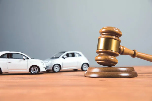 Court Gavel Toy Cars Table Accident — Stock Photo, Image