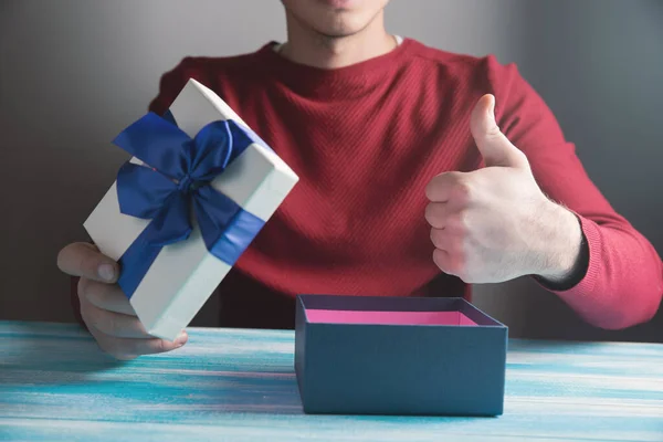 Opened Gift Shows Thumb — Stock Photo, Image