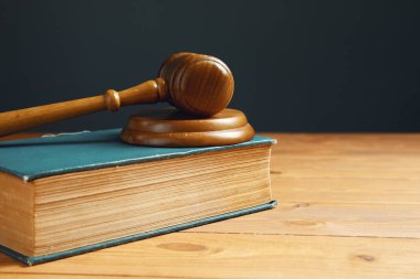 Kitabın çekiç yargıcı.