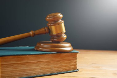 Kitabın çekiç yargıcı.