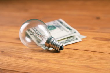Masa işi fikirlerinde para ve ampul