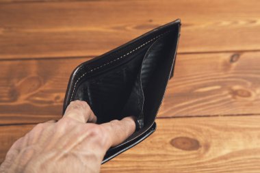 Boş deri cüzdan tutan bir adam.