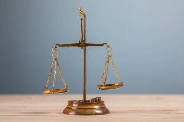 Gri arkaplandaki masanın üzerindeki pullar