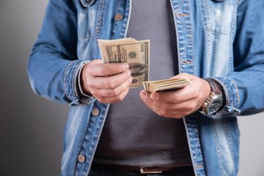 Genç adam para sayıyor para iş konseptini hesaplıyor