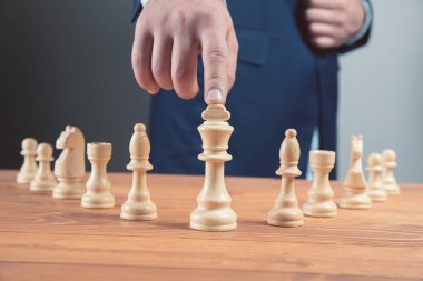 Fikirler, rekabet ve strateji için satranç tahtası konsepti, iş başarısı konsepti. iş kavramı