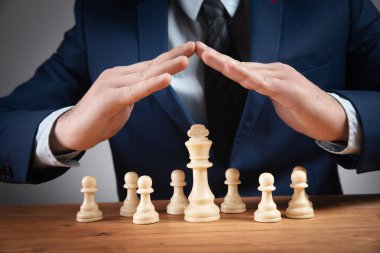 Fikirler, rekabet ve strateji için satranç tahtası konsepti, iş başarısı konsepti. iş kavramı