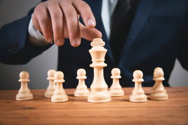 Fikirler, rekabet ve strateji için satranç tahtası konsepti, iş başarısı konsepti. iş kavramı