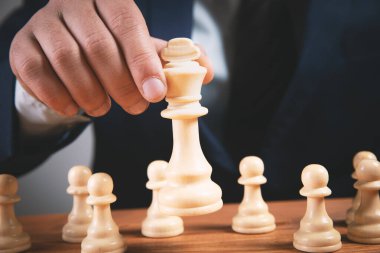 Fikirler, rekabet ve strateji için satranç tahtası konsepti, iş başarısı konsepti. iş kavramı