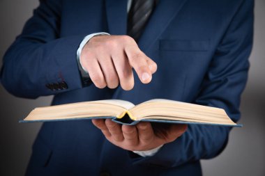 Genç işadamı kitap okuyor.