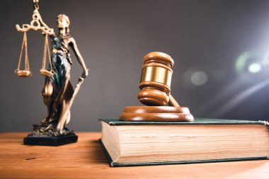 Adalet Anıtı 'nın heykeli ve Yargıç' ın tokmağı.