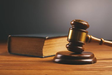 mahkeme tokmağı ve kitap ahşap masa üzerinde