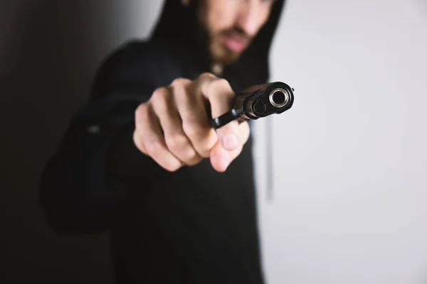 Mann Mit Schwarzer Pistole Der Hand Bedroht — Stockfoto
