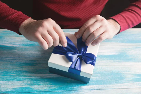Man Opens Gift Table — Stock Photo, Image