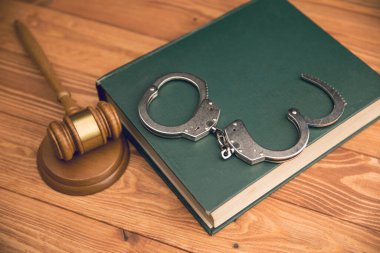 Çekiç ve kelepçeler masaya.