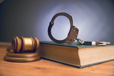 Çekiç ve kelepçeler masaya.