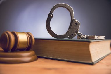 Çekiç ve kelepçeler masaya.