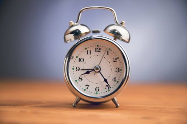 Tahta masadaki saat.