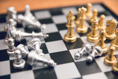 Masadaki satranç taşları