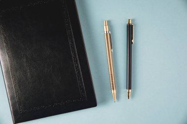 defter ve kalemler masaya.