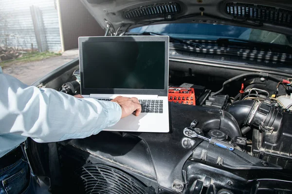 Uomo Una Diagnosi Della Macchina Con Computer Portatile Sotto Cofano — Foto Stock