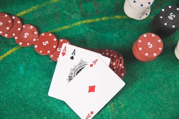 Yeşil Paspasın Üzerinde Poker Fişleri Kartlar — Stok fotoğraf