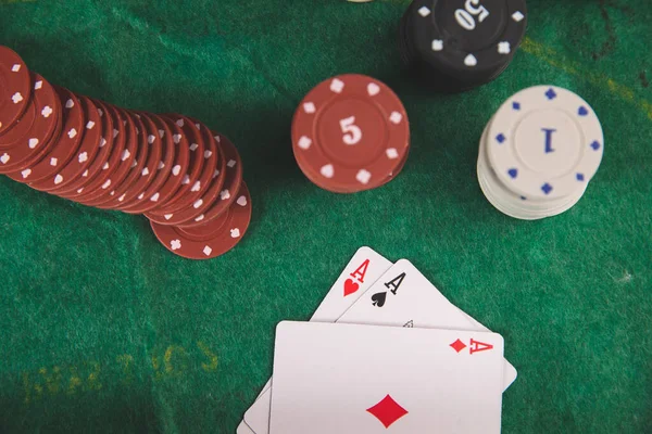 Yeşil Paspasın Üzerinde Poker Fişleri Kartlar — Stok fotoğraf