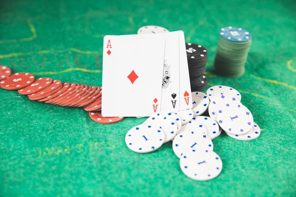 Yeşil Paspasın Üzerinde Poker Fişleri Kartlar — Stok fotoğraf