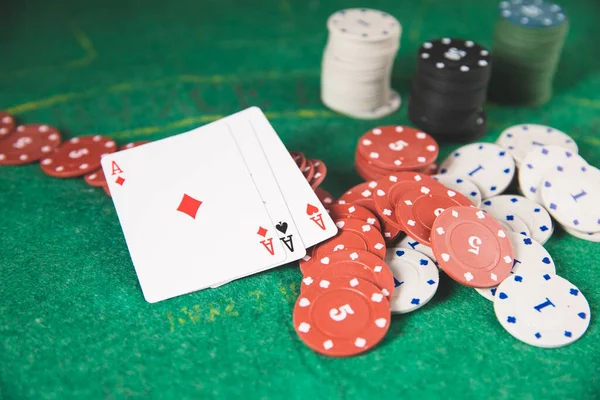 Yeşil Paspasın Üzerinde Poker Fişleri Kartlar — Stok fotoğraf