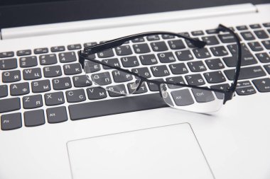 Gri dizüstü bilgisayarda siyah gözlük