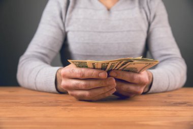 Elinde para tutan bir adam.