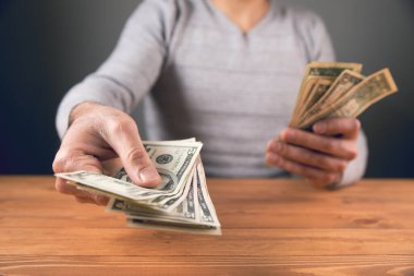 Oturan adam para verir.