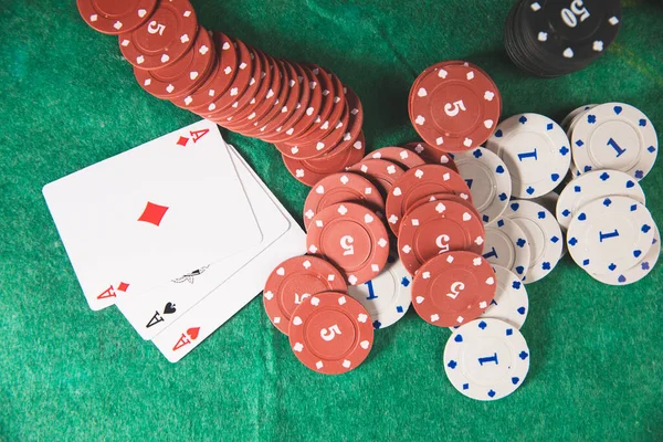 Yeşil Paspasın Üzerinde Poker Fişleri Kartlar — Stok fotoğraf