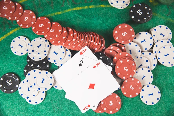 Yeşil Paspasın Üzerinde Poker Fişleri Kartlar — Stok fotoğraf