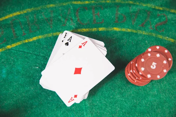 Yeşil Paspasın Üzerinde Poker Fişleri Kartlar — Stok fotoğraf