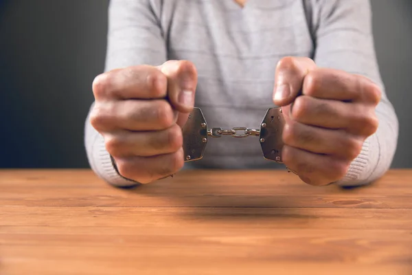 Hombre Sentado Con Grilletes Sentado Una Mesa —  Fotos de Stock