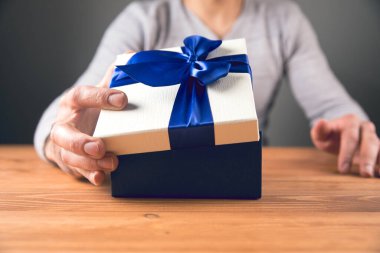 Adam hediyeyi açtı.