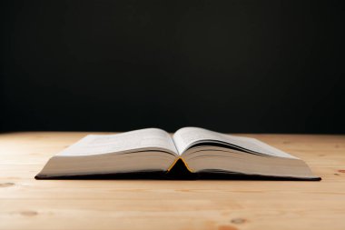 Tahta bir masanın üzerinde açık bir kitap