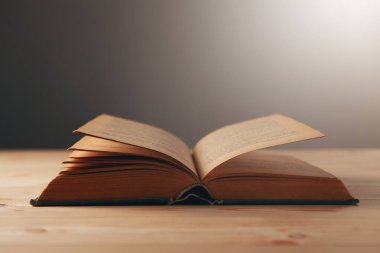 Tahta bir masanın üzerinde açık bir kitap