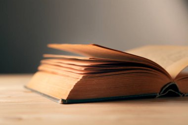 Tahta bir masanın üzerinde açık bir kitap
