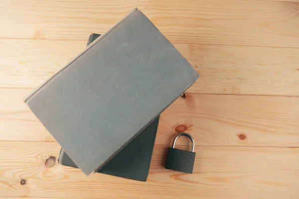 Libro Cerradura Una Mesa Madera Conocimiento Oculto — Foto de Stock