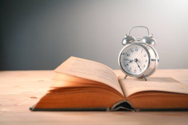 Masada saat ve kitap var.